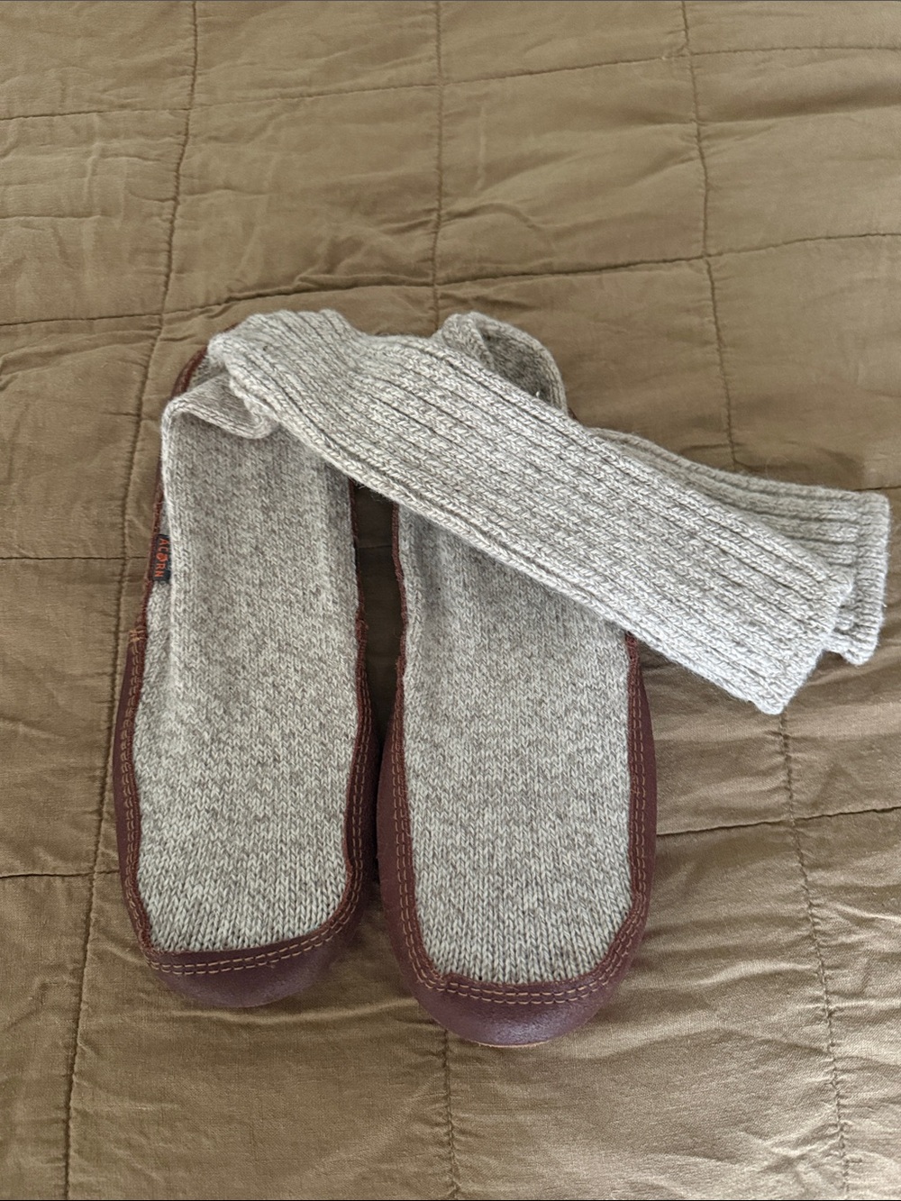 Acorn Men's Gray Rag Wool Knit Moccasin Slipper Socks with Brown Trim
